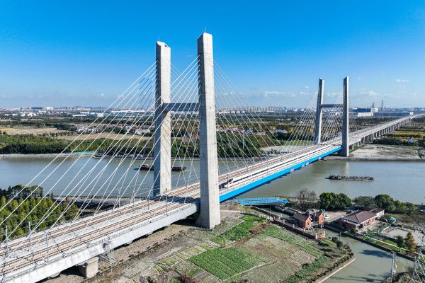 滬蘇湖高鐵開(kāi)始試運(yùn)行 (1)