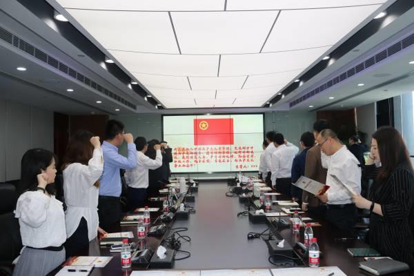 重溫入團(tuán)誓詞