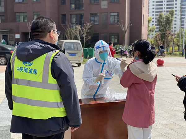 8號線隧道局志愿者協(xié)助核酸檢測